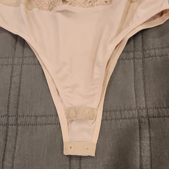 Haute Monde Sheer Beige Lace Bodysuit Size L, New With Tags! - Picture 8 of 9